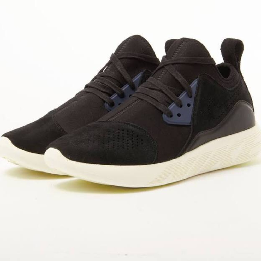 MEN’s NIKE LUNACHARGE 923261014 Free Running Shoe